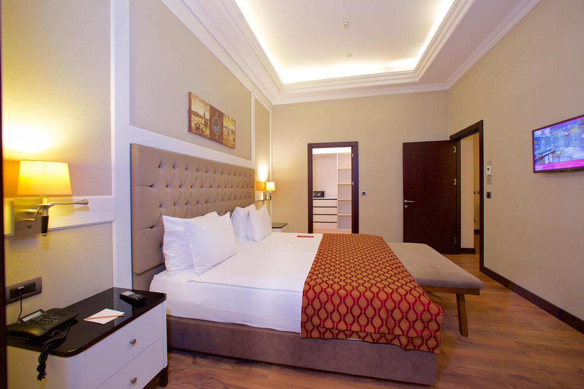 รามาดา โฮเทล แอนด์ สวีท บาย วินด์แฮม อิสตันบูล เมอร์เทอร์ Hotel ภายนอก รูปภาพ A room at the hotel