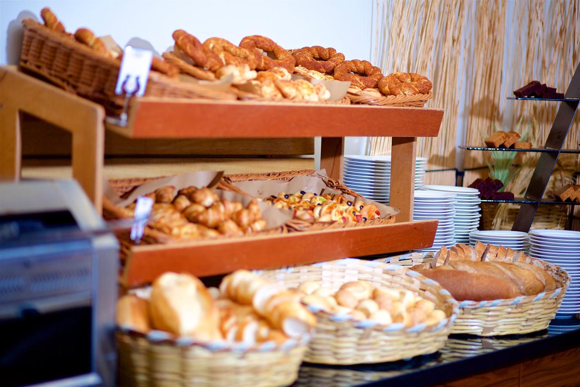 รามาดา โฮเทล แอนด์ สวีท บาย วินด์แฮม อิสตันบูล เมอร์เทอร์ Hotel ภายนอก รูปภาพ A bread station