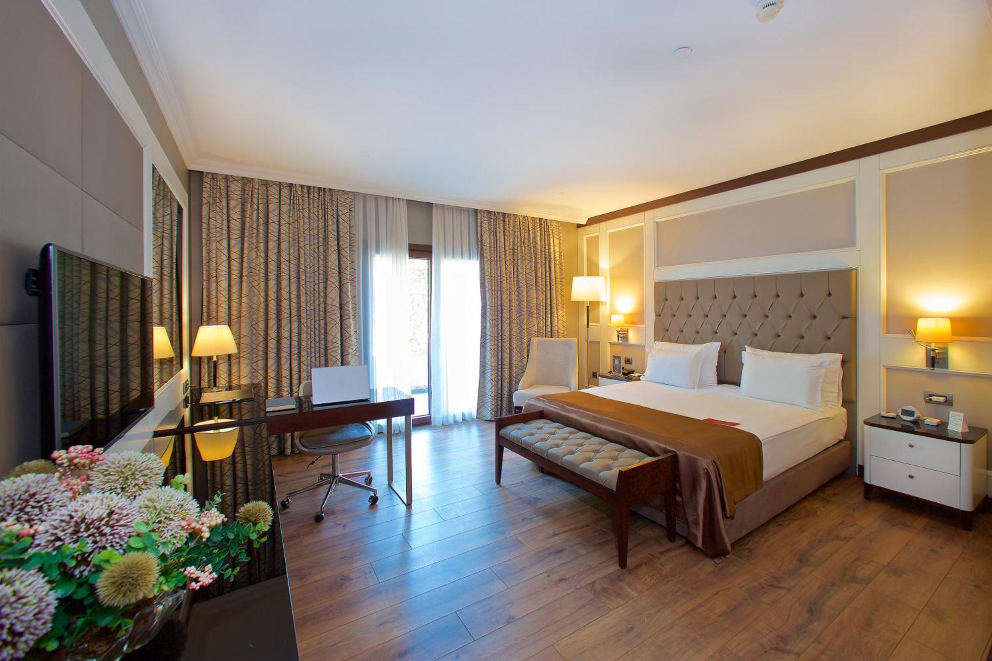 รามาดา โฮเทล แอนด์ สวีท บาย วินด์แฮม อิสตันบูล เมอร์เทอร์ Hotel ภายนอก รูปภาพ A room at the hotel
