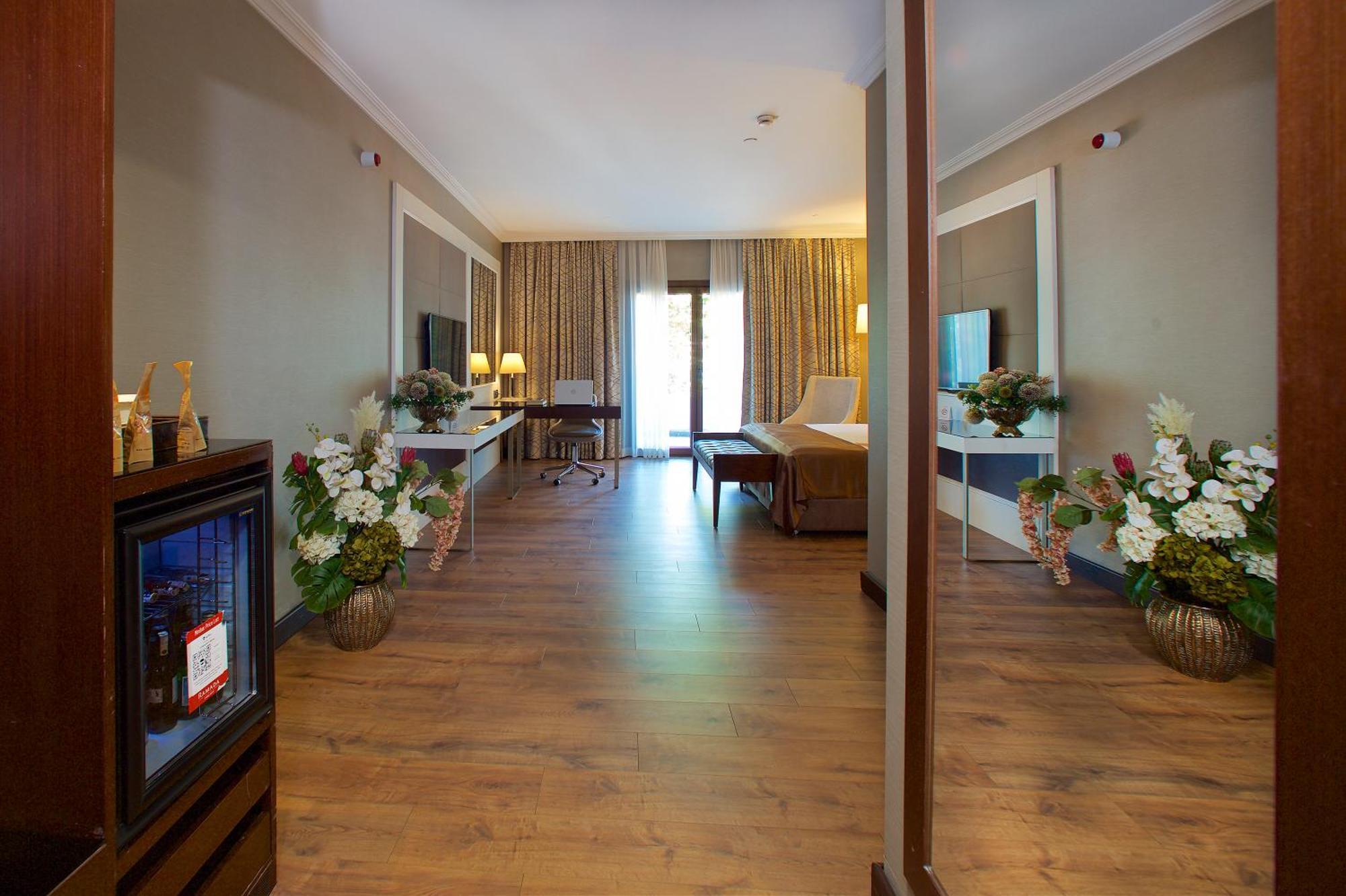 รามาดา โฮเทล แอนด์ สวีท บาย วินด์แฮม อิสตันบูล เมอร์เทอร์ Hotel ภายนอก รูปภาพ A room at the hotel