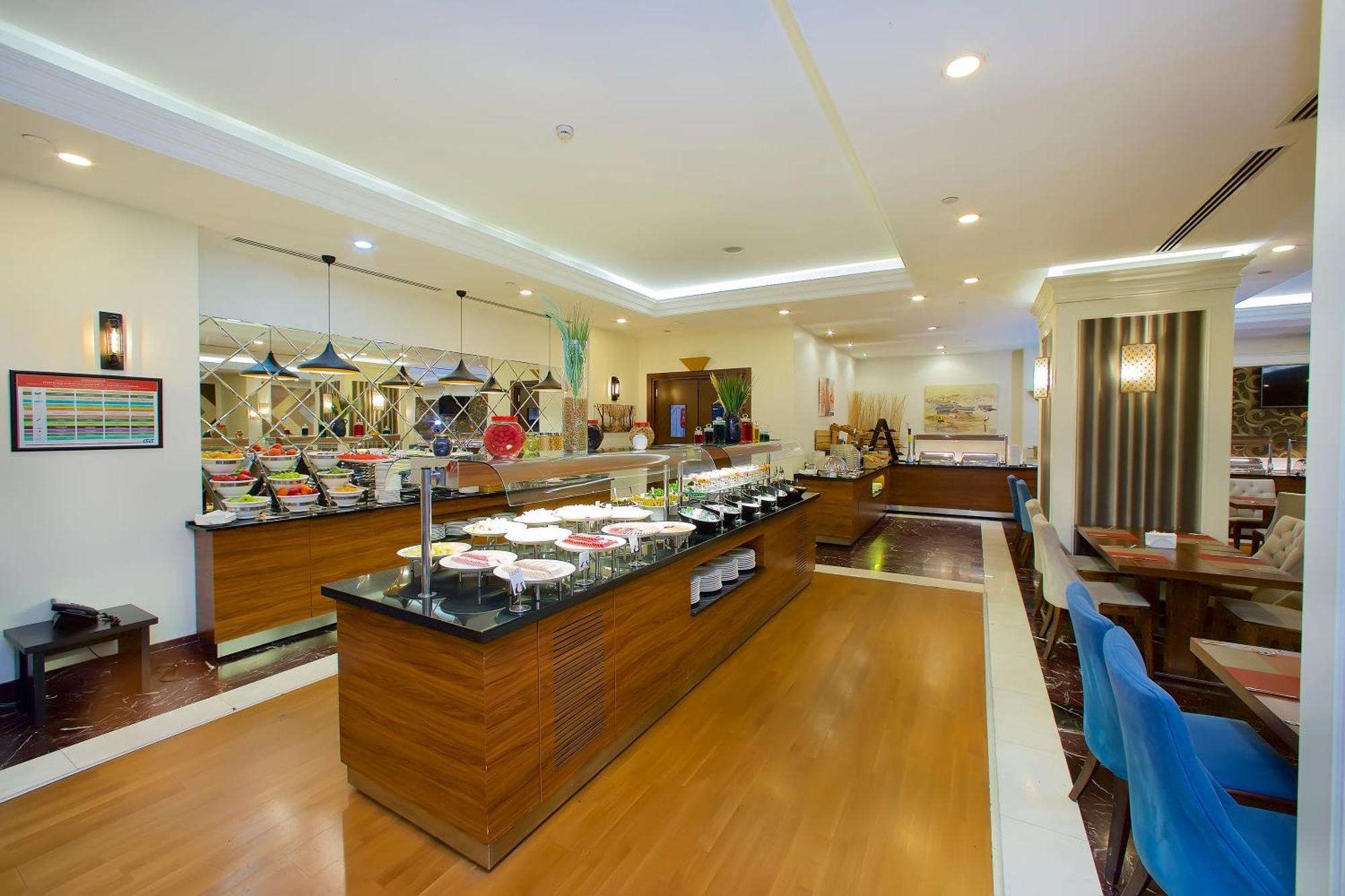 รามาดา โฮเทล แอนด์ สวีท บาย วินด์แฮม อิสตันบูล เมอร์เทอร์ Hotel ภายนอก รูปภาพ The buffet at the hotel