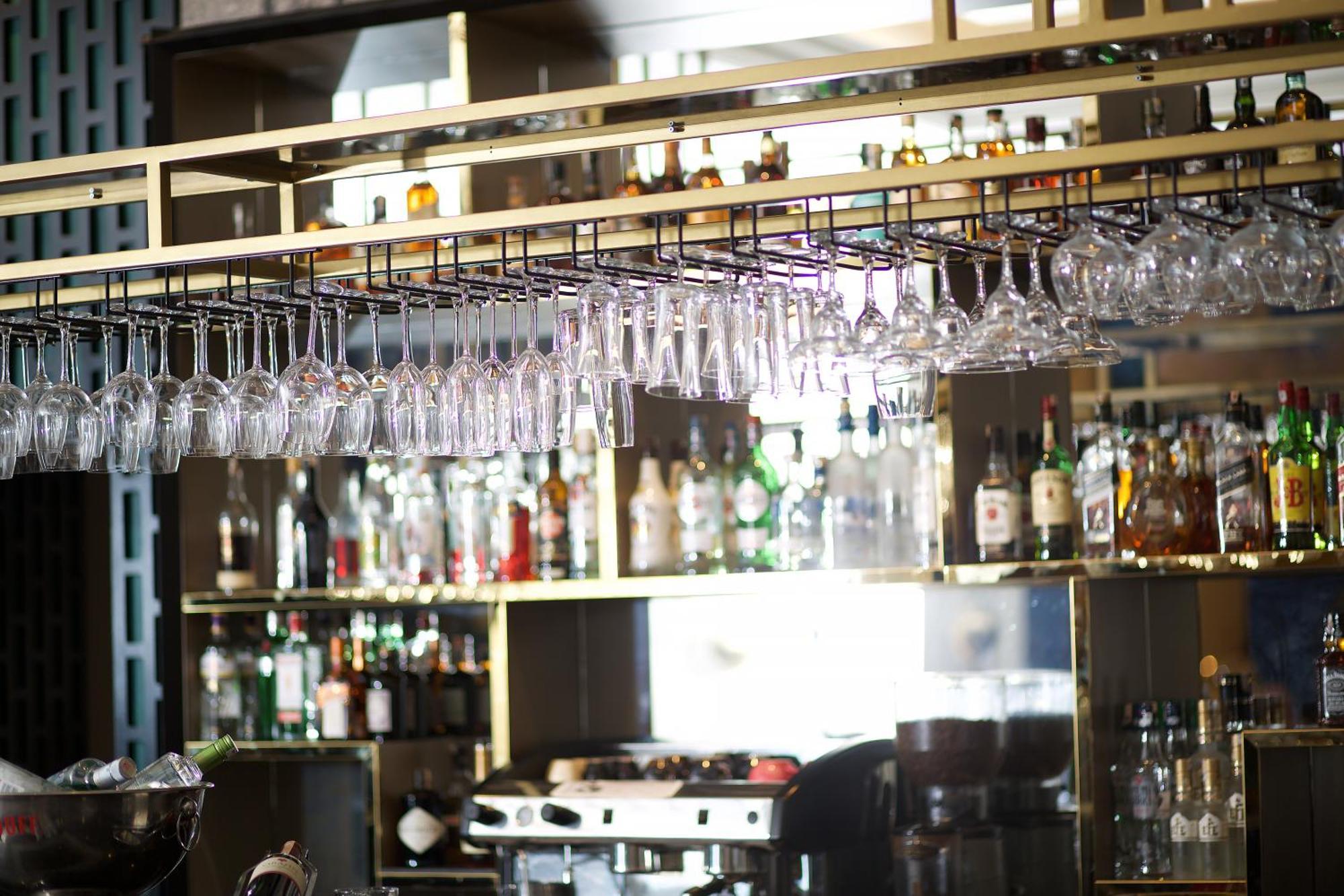 รามาดา โฮเทล แอนด์ สวีท บาย วินด์แฮม อิสตันบูล เมอร์เทอร์ Hotel ภายนอก รูปภาพ Wine glasses hanging above a bar