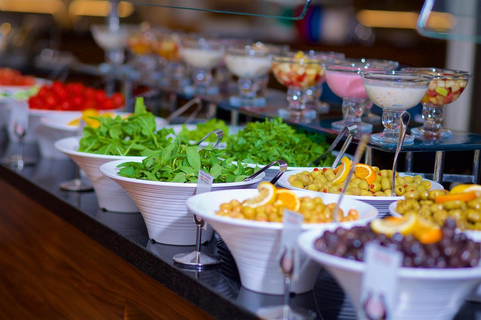 รามาดา โฮเทล แอนด์ สวีท บาย วินด์แฮม อิสตันบูล เมอร์เทอร์ Hotel ภายนอก รูปภาพ A salad bar