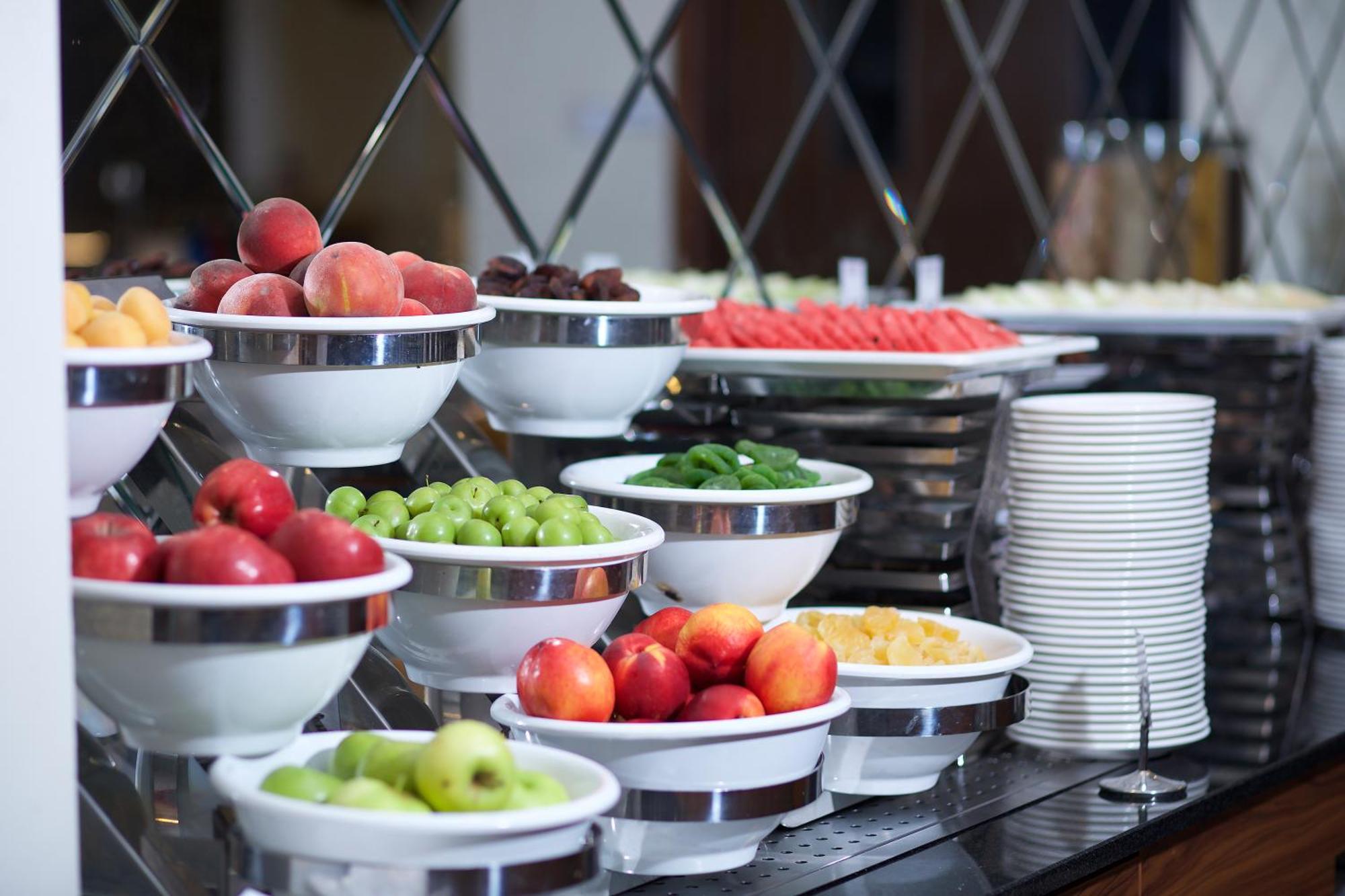 รามาดา โฮเทล แอนด์ สวีท บาย วินด์แฮม อิสตันบูล เมอร์เทอร์ Hotel ภายนอก รูปภาพ Fruit at a buffet
