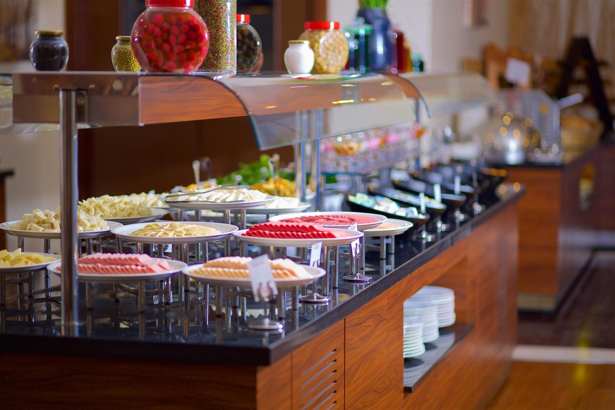 รามาดา โฮเทล แอนด์ สวีท บาย วินด์แฮม อิสตันบูล เมอร์เทอร์ Hotel ภายนอก รูปภาพ A salad bar