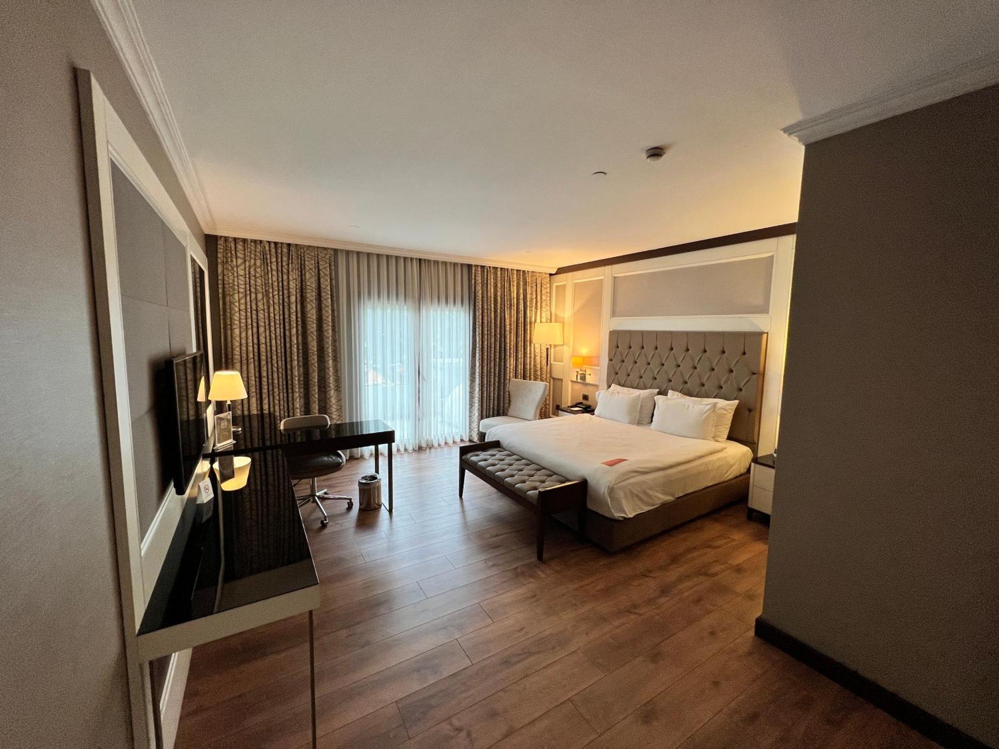 รามาดา โฮเทล แอนด์ สวีท บาย วินด์แฮม อิสตันบูล เมอร์เทอร์ Hotel ภายนอก รูปภาพ A room at the hotel