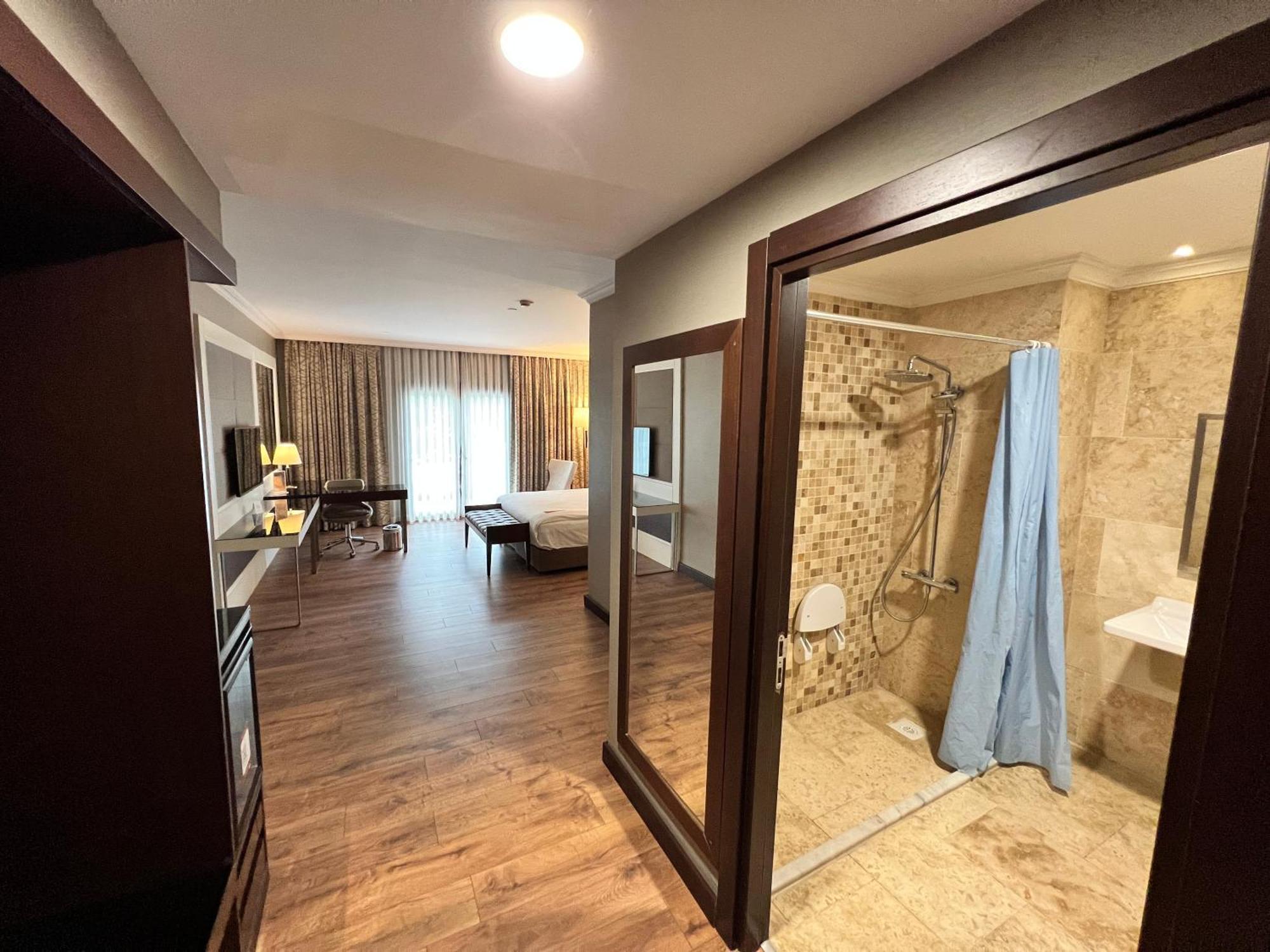 รามาดา โฮเทล แอนด์ สวีท บาย วินด์แฮม อิสตันบูล เมอร์เทอร์ Hotel ภายนอก รูปภาพ A typical room at the hotel